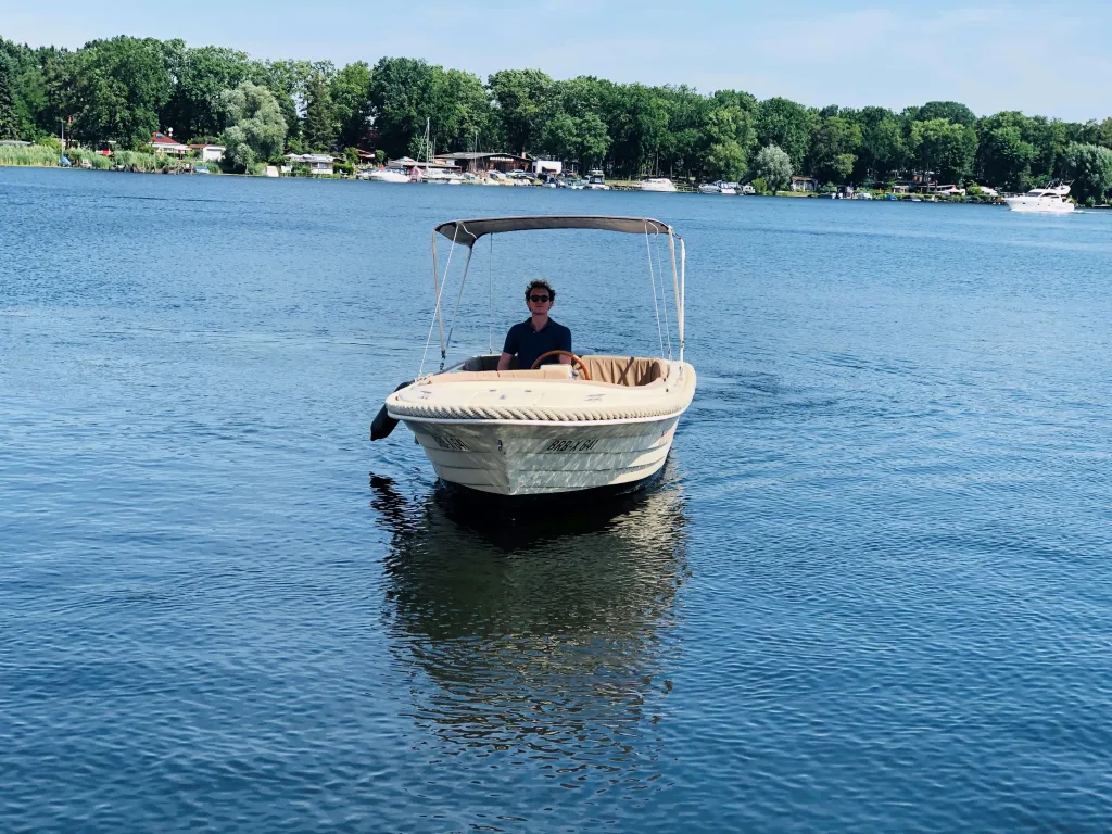 Zeigt ein Boot von Caputh-Boote